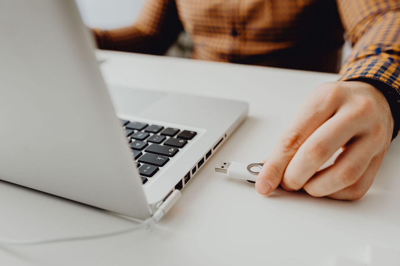 A man holding a USB drive | Source: Pexels