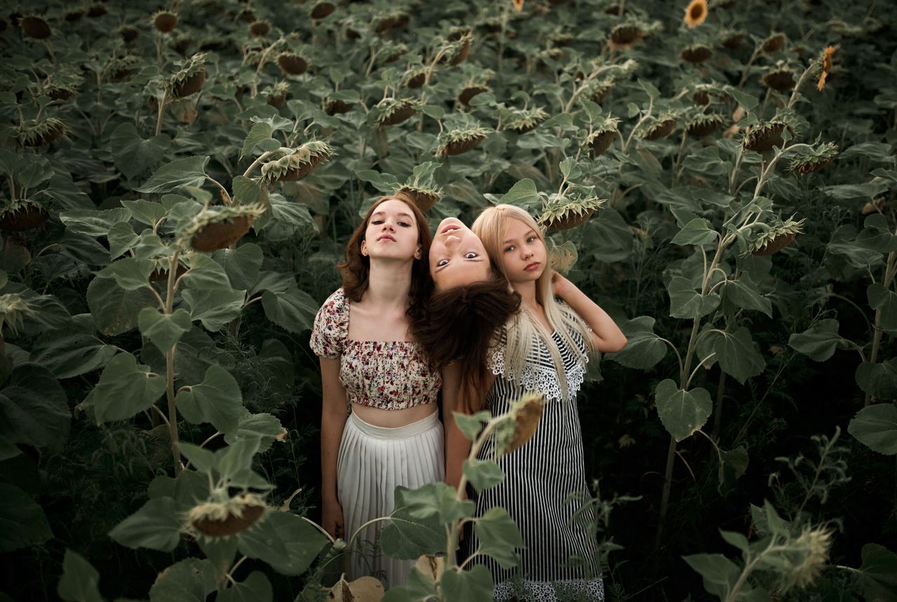 Three girls in a field | Source: Pexels