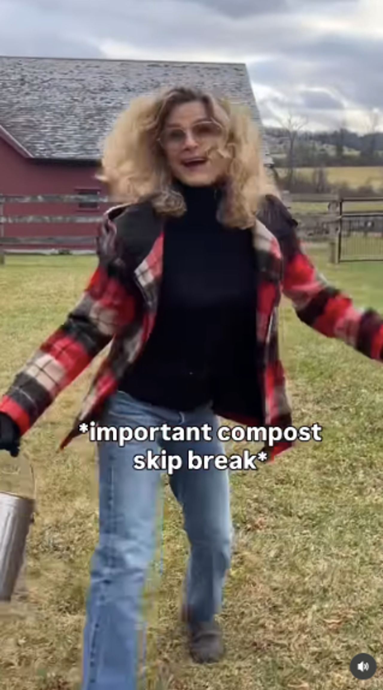 The farm lifestyle Bacon once romanticized became part of Sedgwick's life too. Years later, their social-media posts have offered playful glimpses at the ordinary chores that come with country living. | Source: Instagram/kyrasedgwickofficial