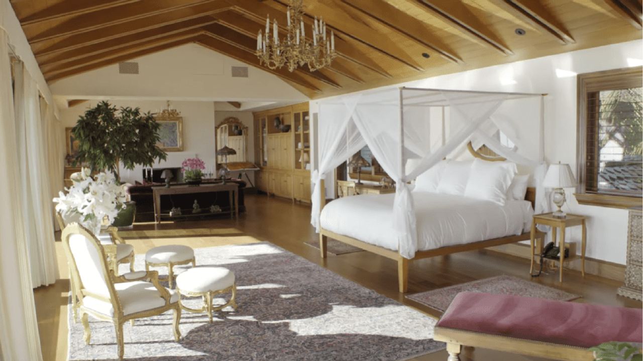 Pierce Brosnan and Keely Smith's 4,000-square-feet primary bedroom at the Southeast Asian-style home. / Source: YouTube/@ArchitecturalDigestIndia