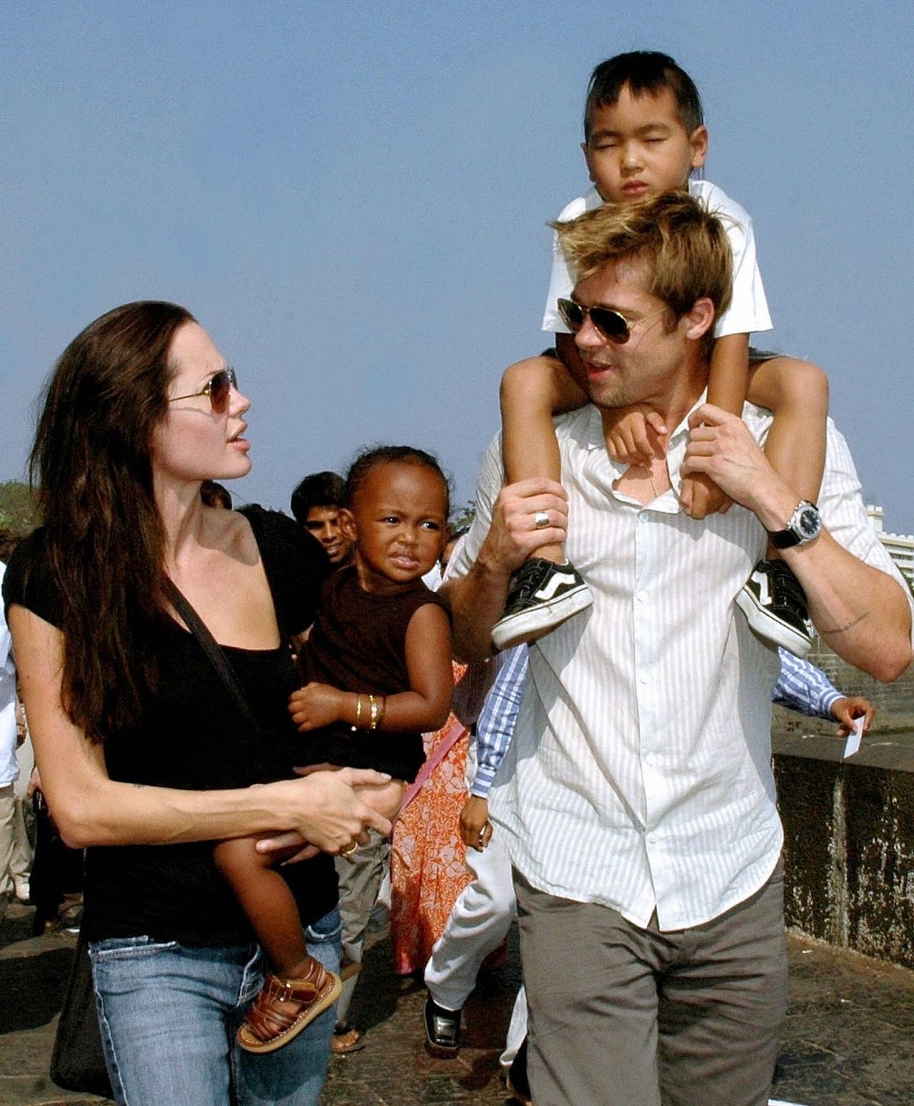 Angelina Jolie and Brad Pitt with their daughter Zahara and son Pax on the seafront promenade in Mumbai, India, on November 12, 2006. | Source: Getty Images
