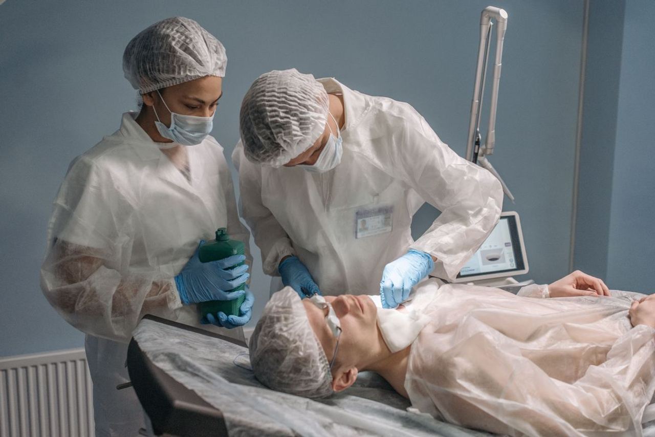 My Late Husband Donated His Lungs to a Stranger – After the Surgery, She Handed Me a Letter and Whispered, 'You Deserve