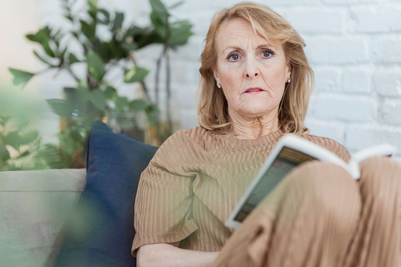 An older woman sitting on a couch | Source: Pexels