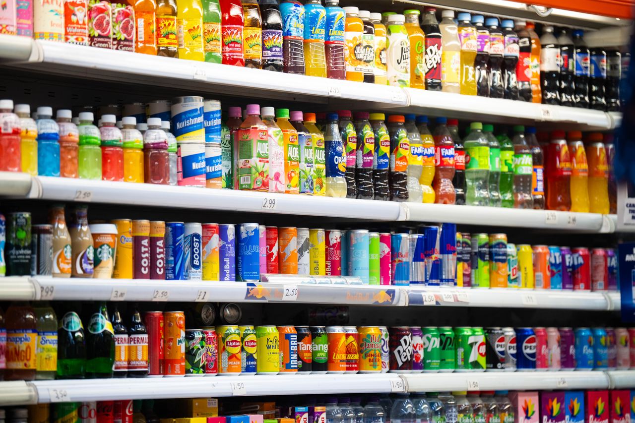 A typical beverage aisle can hold soft drinks, bottled water, iced tea, energy drinks, sports drinks, and ready-to-drink coffee side by side, making a broad recall easy to mistake for just one familiar soda brand. | Source: Getty Images