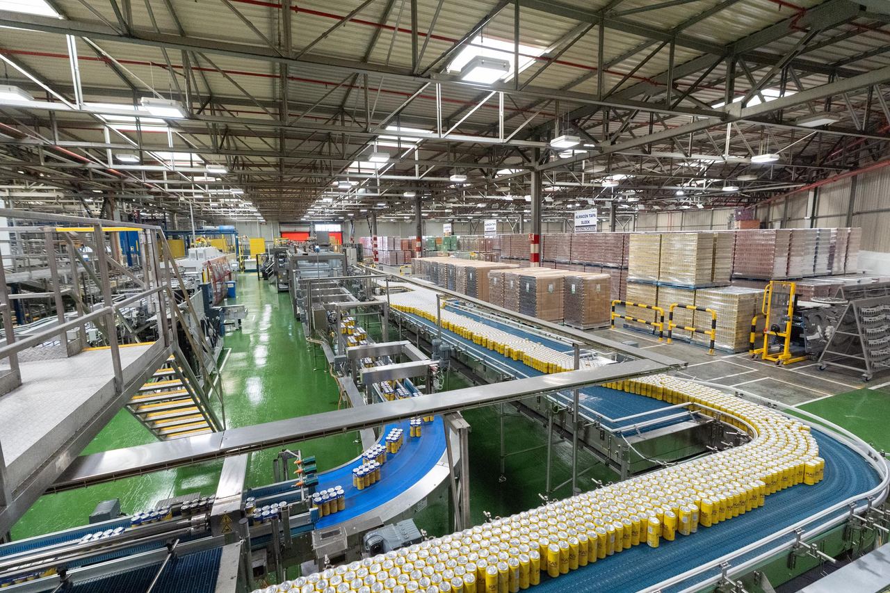 A large beverage production line shows the scale behind modern drink manufacturing, where production dates and lot codes are used to trace specific batches when a recall is issued. | Source: Getty Images