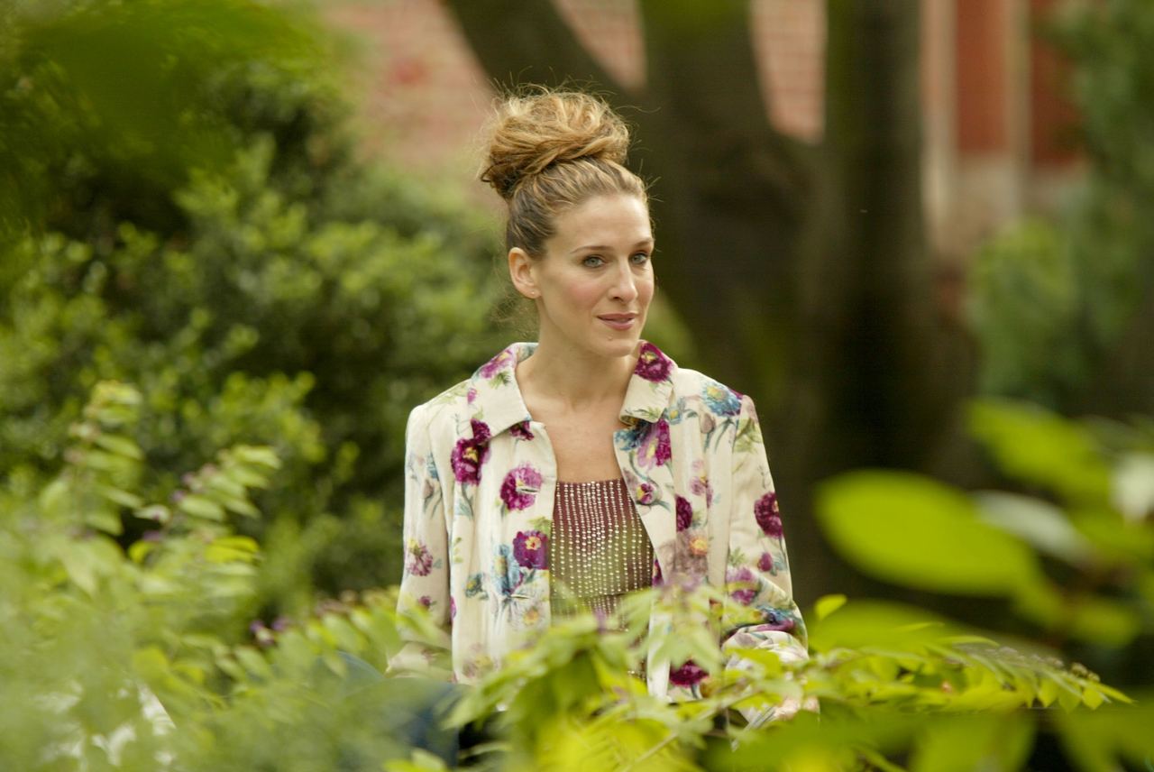 Sarah Jessica Parker, as Carrie Bradshaw, wears a floral look while filming "Sex and the City" on October 17, 2003, in New York City, years before Parker's floral, Carrie-inspired style turned heads at the 2026 New York City Ballet Fall Fashion Gala. | Source: Getty Images