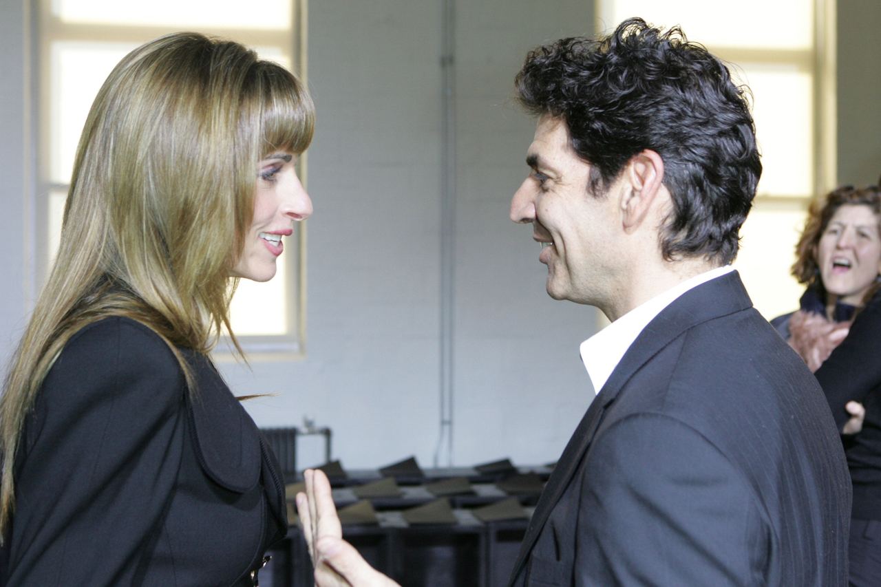 Susan Dell and Tom Florio attend the PHI Fall 2007 Collection at 76 Ninth Ave. in New York City. Susan wore a black ensemble and styled her hair with full bangs, offering a glimpse of her look during this period.
