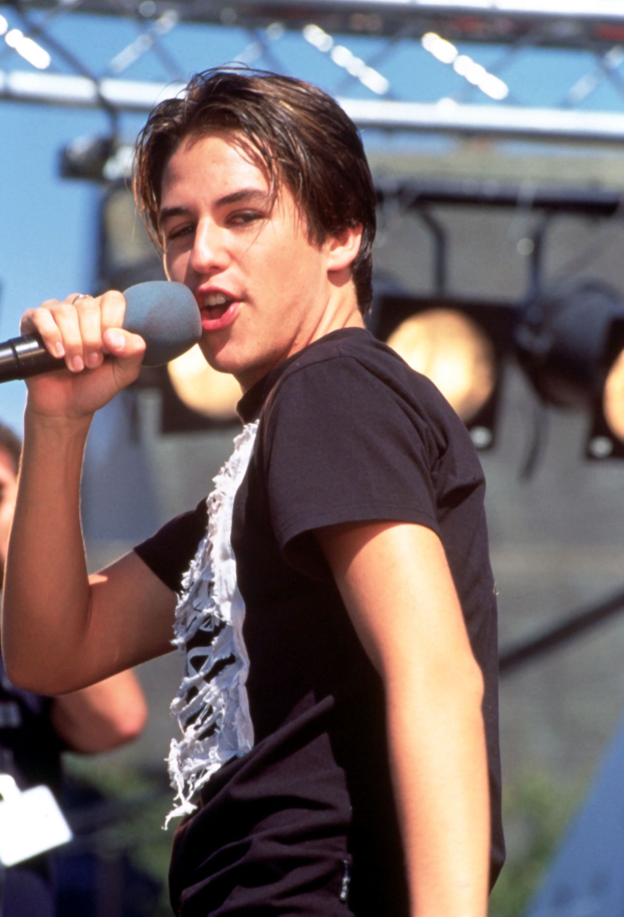 The singer performing live in 1997 | Source: Getty Images