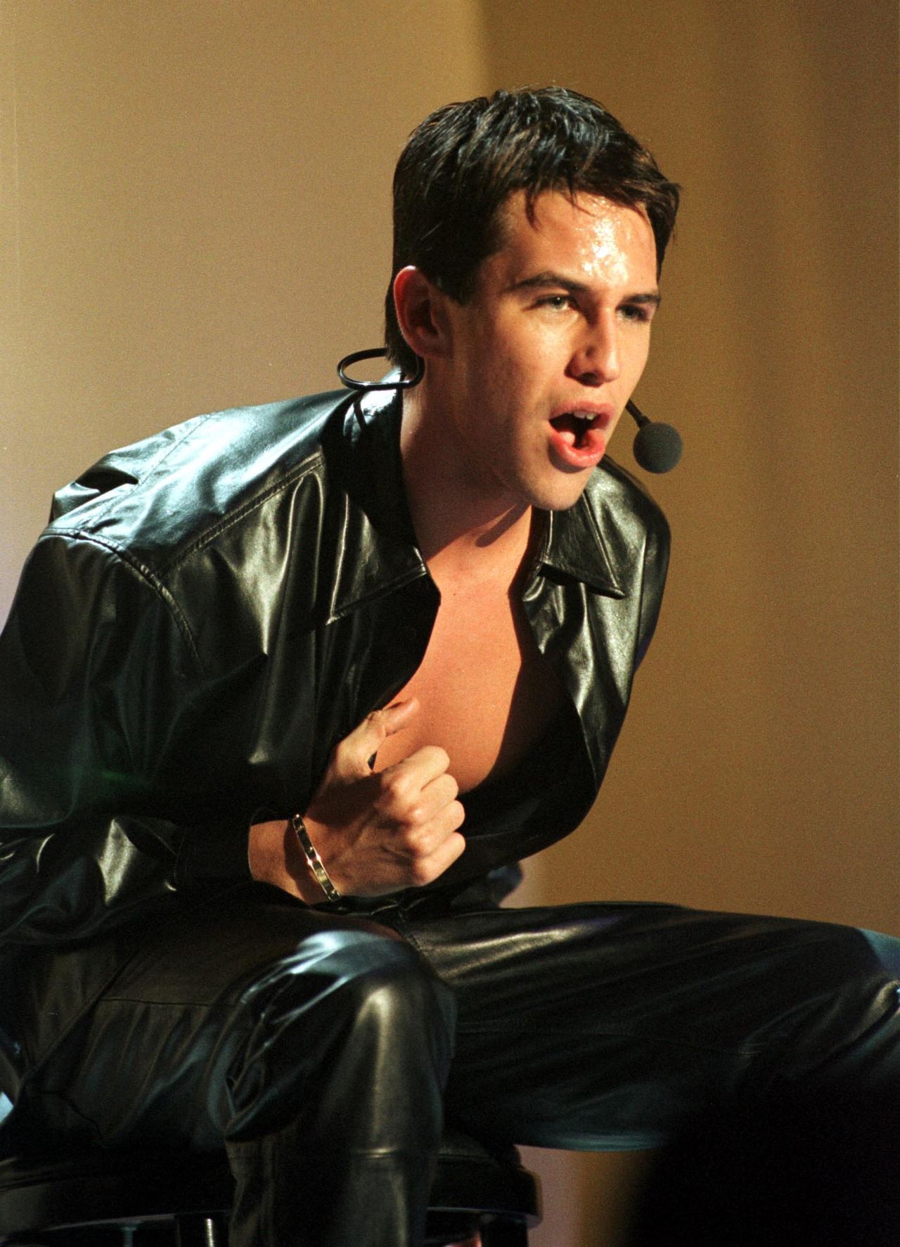 The singer at the Childline Concert in the Point Theatre Dublin on January 23, 1999 | Source: Getty Images
