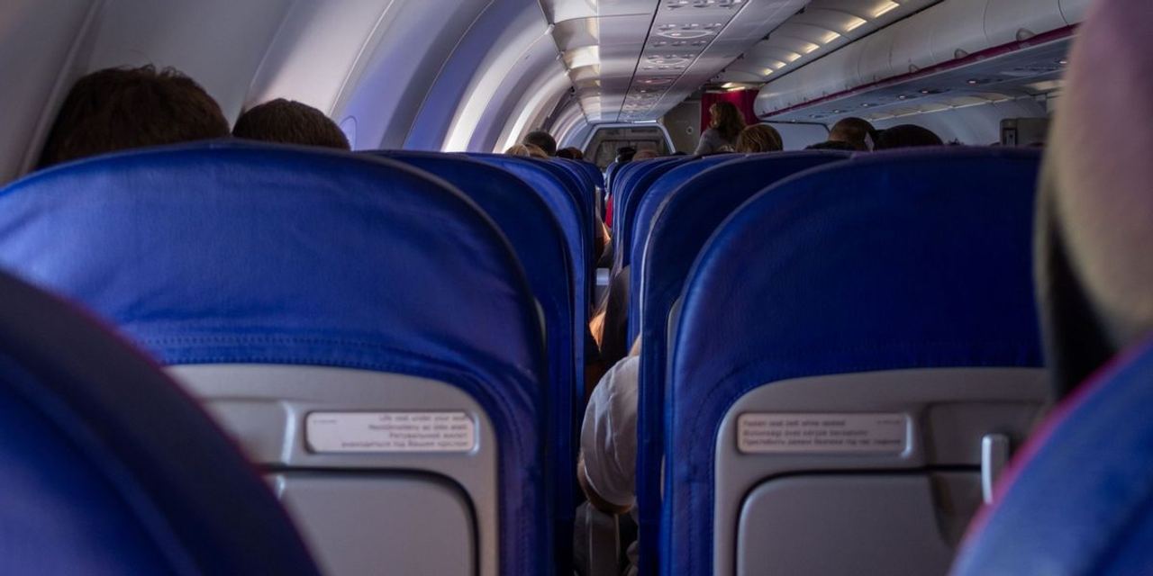 Woman Found a Note Hidden Behind Her Airplane Window Shade – Then Texted the Stranger Who Left It